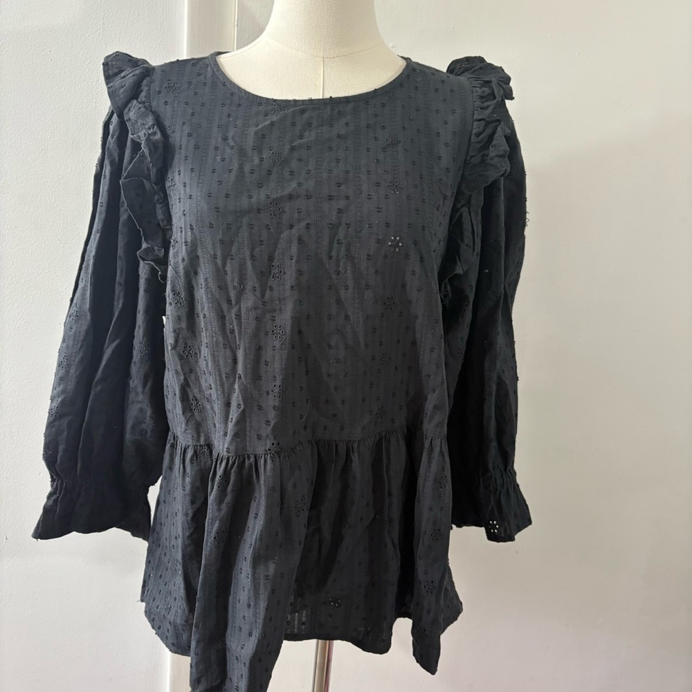 Universal Thread Gray Eyelet Ruffle Blouse Long Sleeve Sz M Boho Peasant Cotton